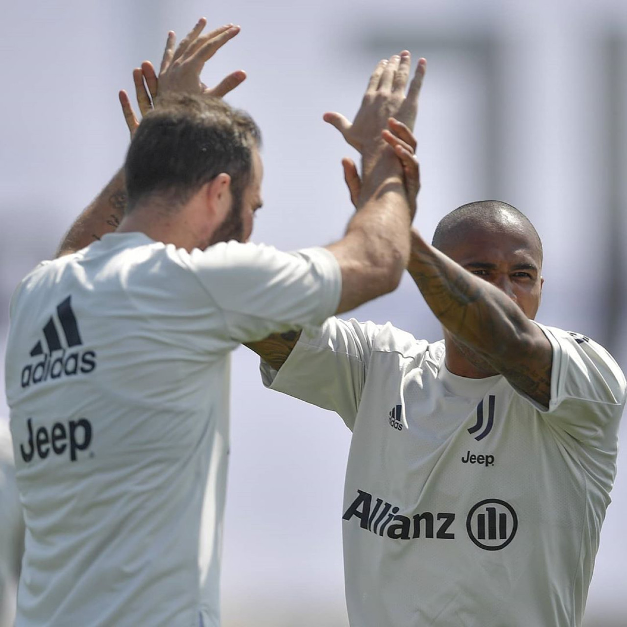 Gonzalo Higuaín y Douglas Costa. Foto: X.