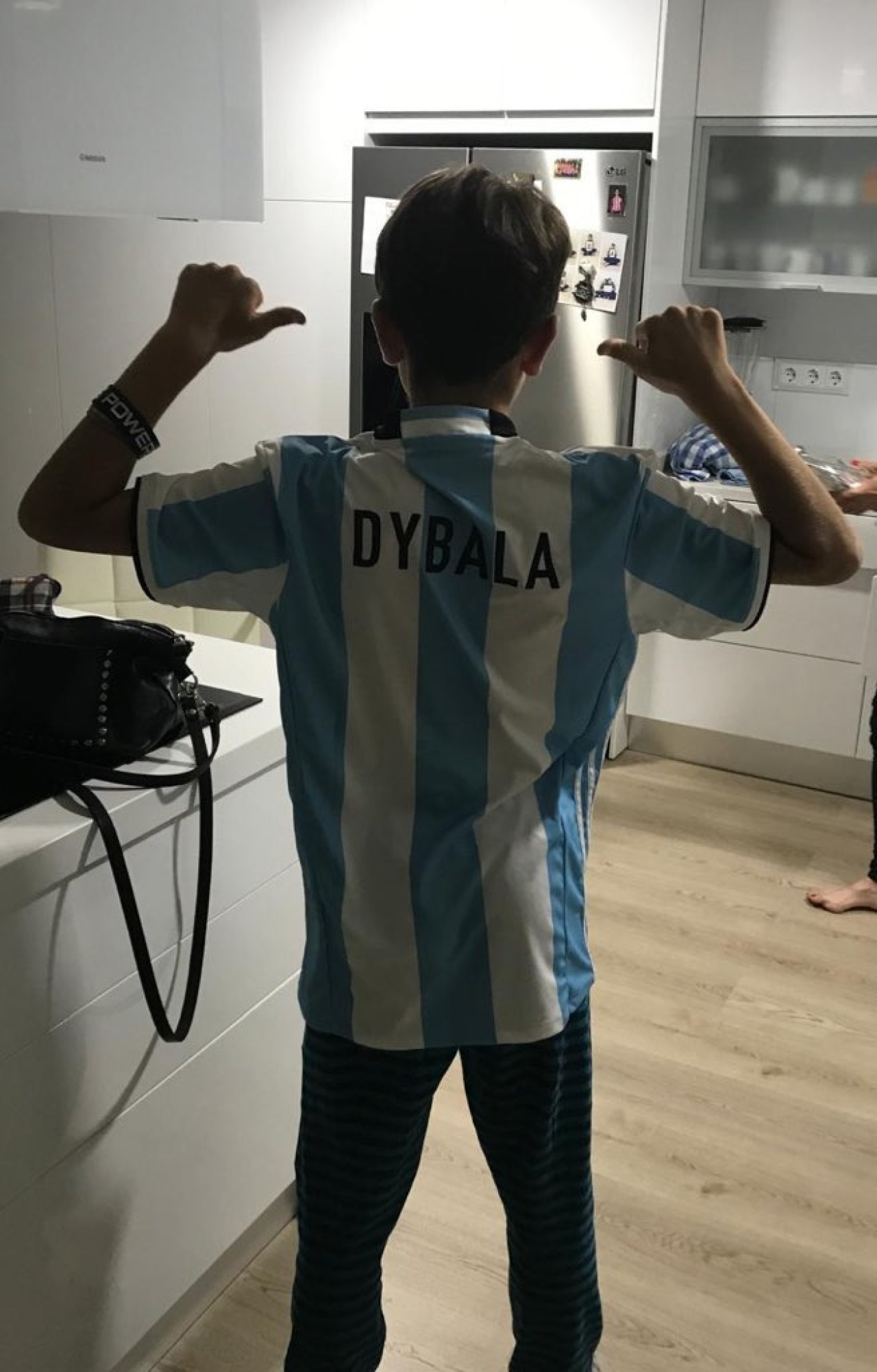 Alejandro Garnacho con la camiseta de Paulo Dybala. Foto: X @garna1k