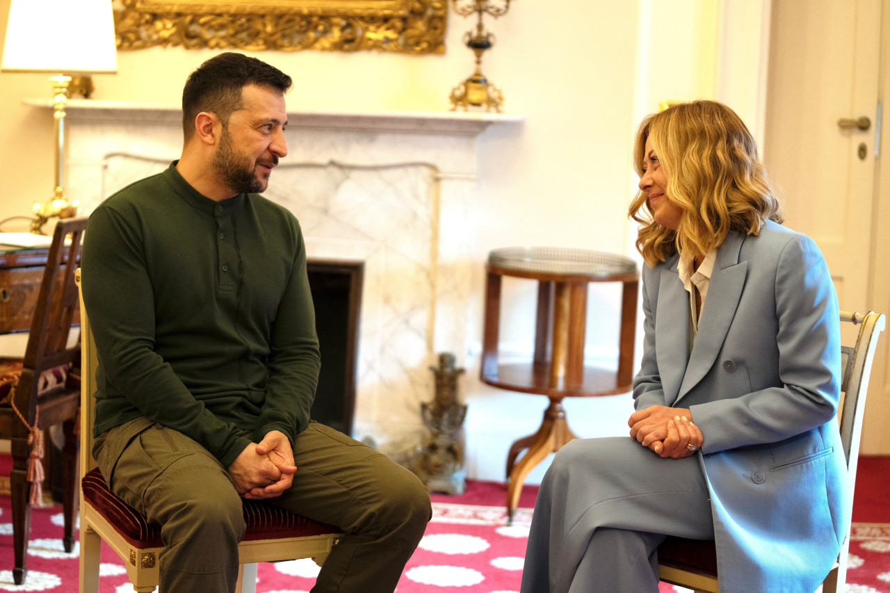 Giorgia Meloni y Volodomir Zelenski. Foto: REUTERS.