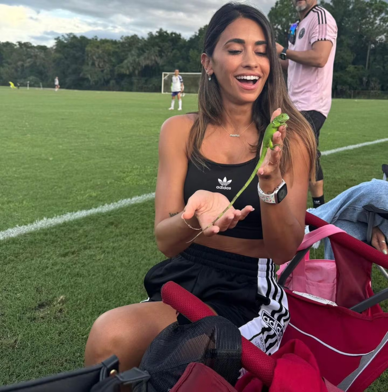 Antonela Roccuzzo y la iguana que la visitó. Foto: Instagram.