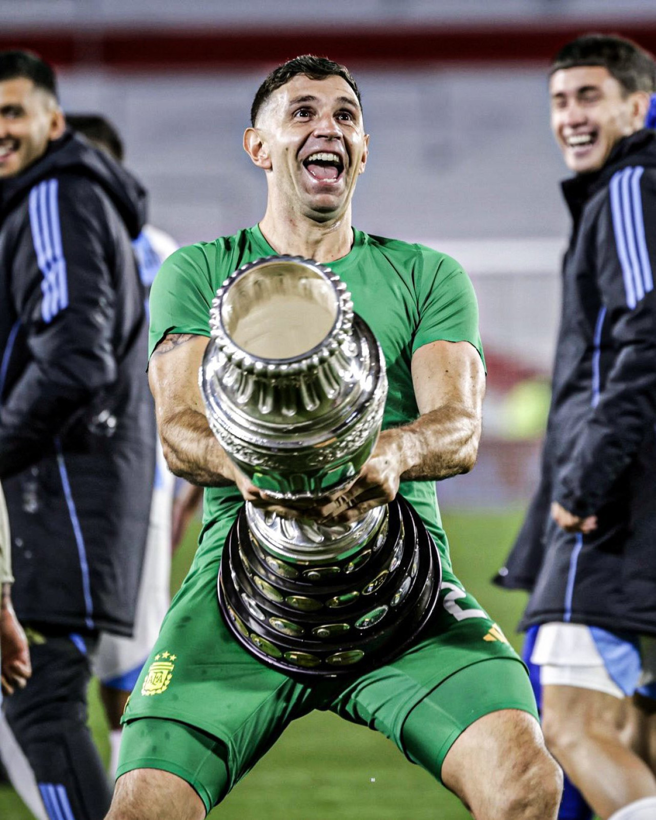 El Dibu Martínez con la Copa América que le ganó a Colombia. Foto: X