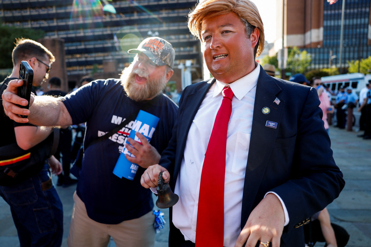 Un imitador del candidato presidencial republicano Donald Trump posa para fotografías cerca del Centro Nacional de la Constitución, antes del debate. Foto: Reuters