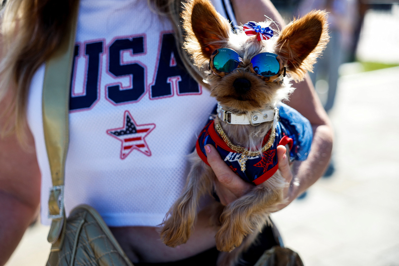 Una mujer sostiene a su mascota Lilly en la previa del debate. Foto: Reuters.