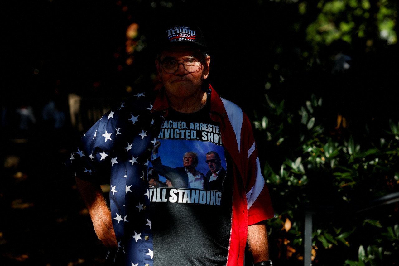 En la previa, camisetas,  gorras y demás souvenirs fueron los protagonistas. Foto: Reuters.