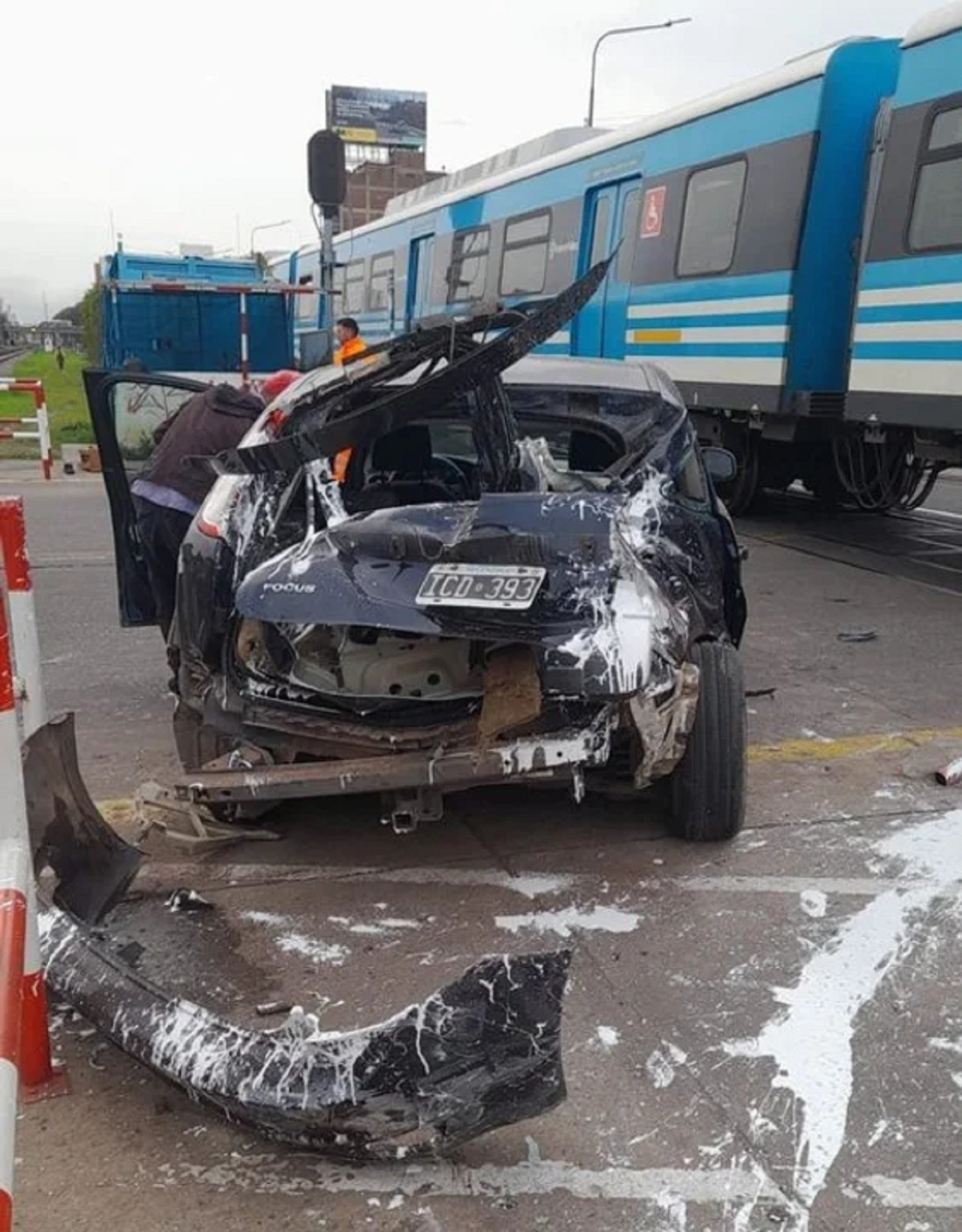 Así quedó el auto tras chocar contra el tren Sarmiento. Foto: redes.