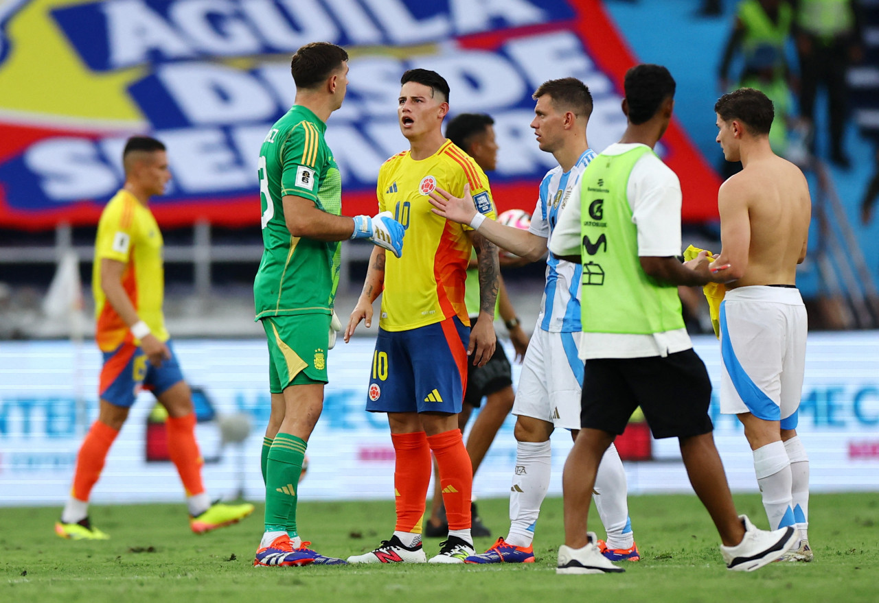 Dibu Martínez fue cuestionado por agredir a un camarógrafo. Foto: Reuters.