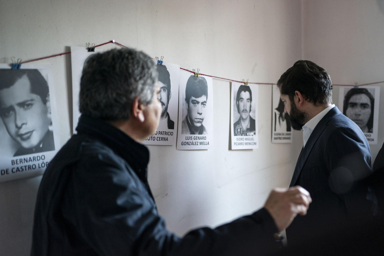 Gabriel Boric en ex campo de concentración de Chile. Foto: EFE.