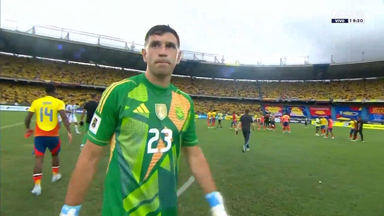 El momento de furia del Dibu Martínez. Foto: captura.