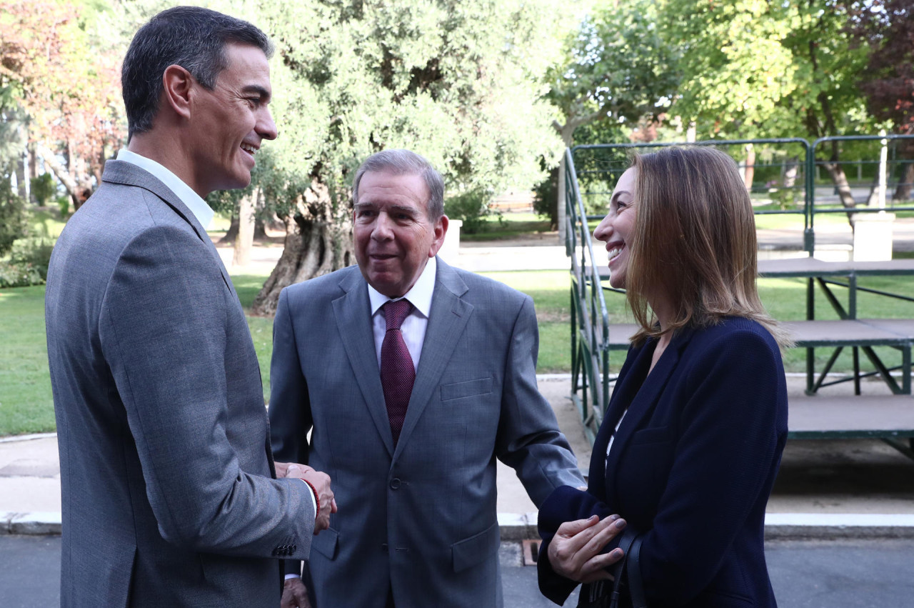 El presidente del Gobierno, Pedro Sánchez, recibió al opositor venezolano Edmundo González (c) y a su hija Carolina González (d)en el Palacio de La Moncloa, en Madrid. Foto: EFE