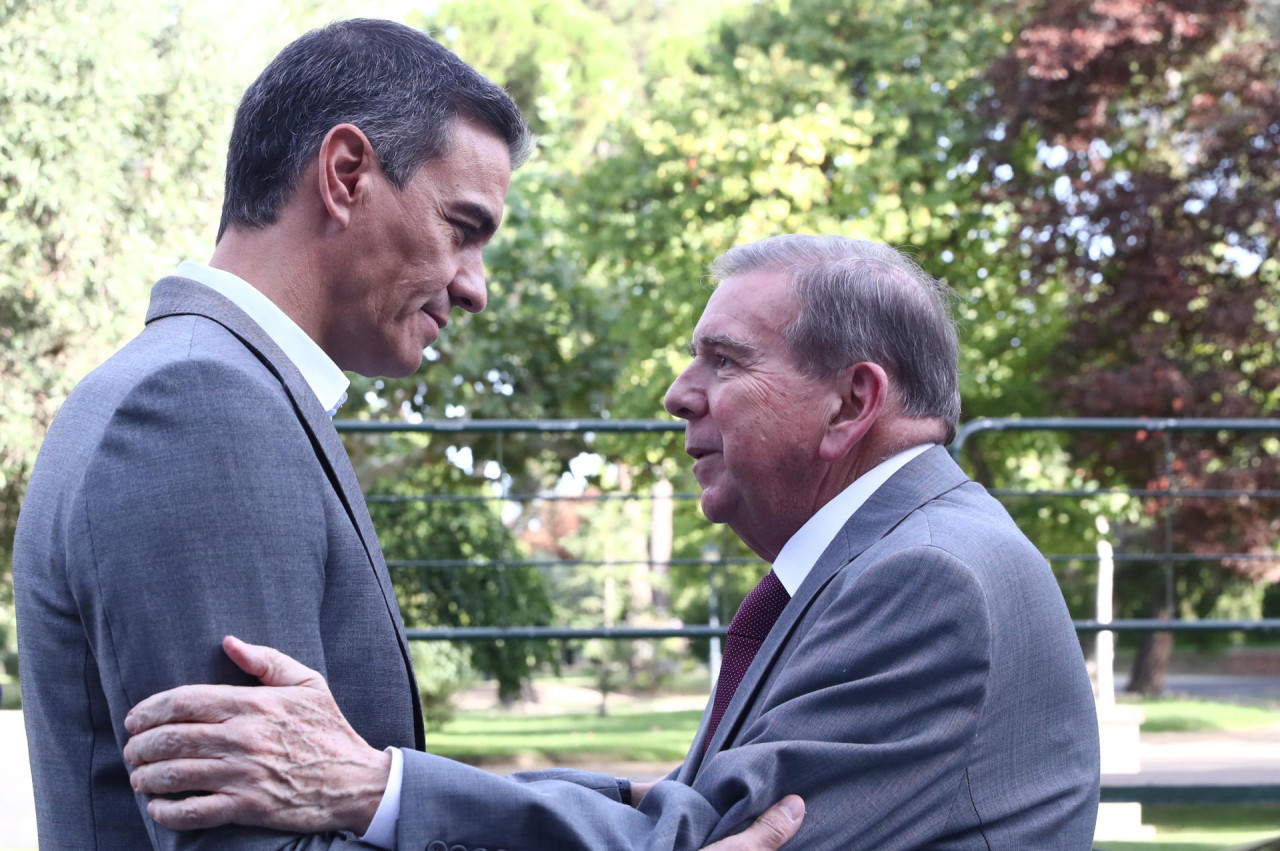 Pedro Sánchez, recibió al opositor venezolano Edmundo González. Foto: EFE