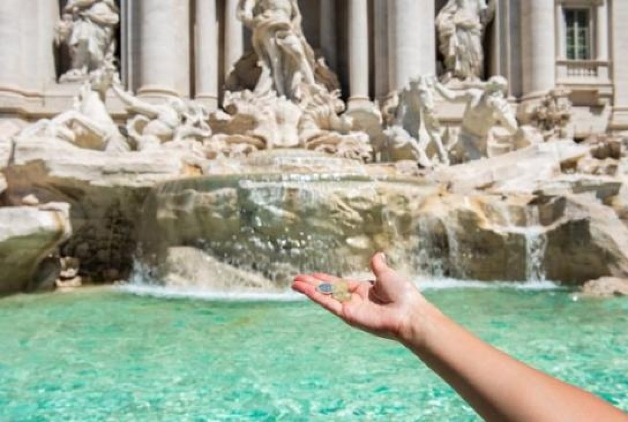 Arrojar monedas a la Fontana di Trevi saldrá 2 euros. Fuente: X