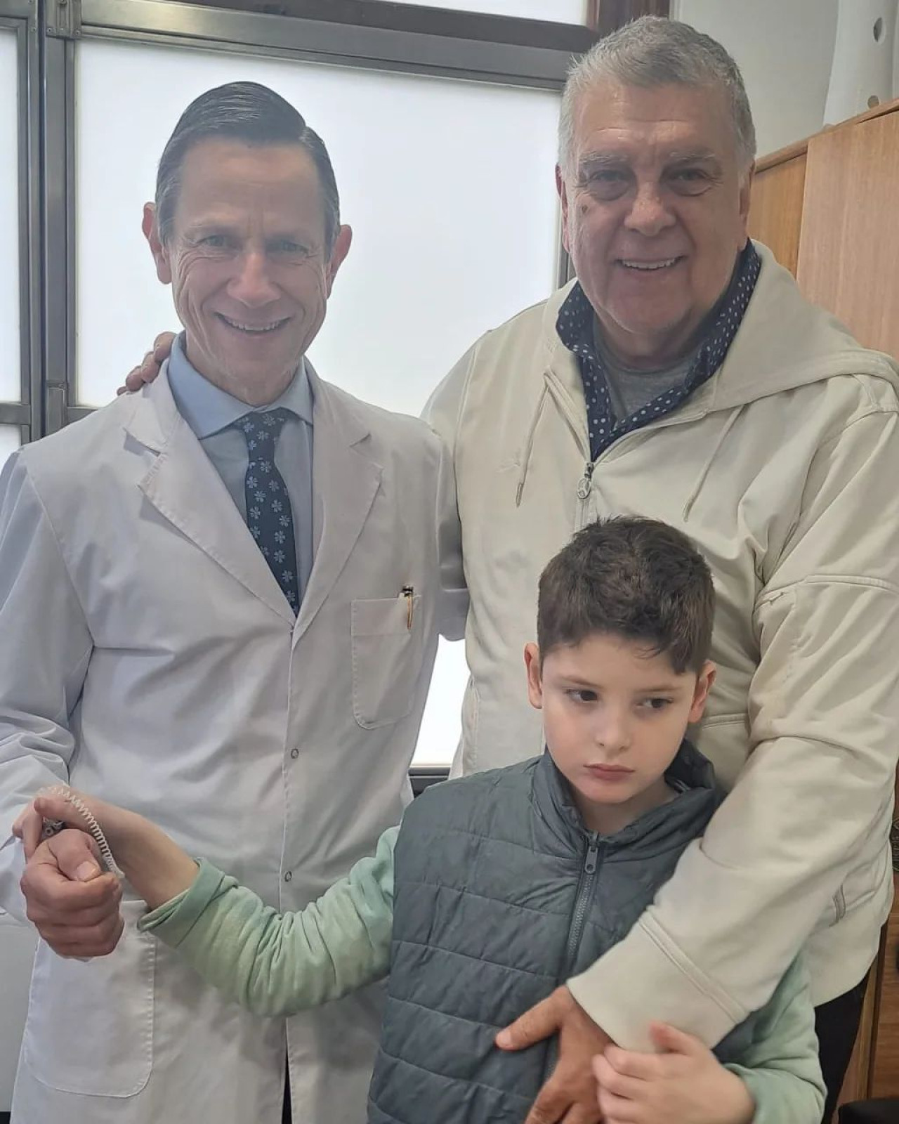 Luis Ventura junto a su hijo Antoñito y su doctor. Foto Instagram.