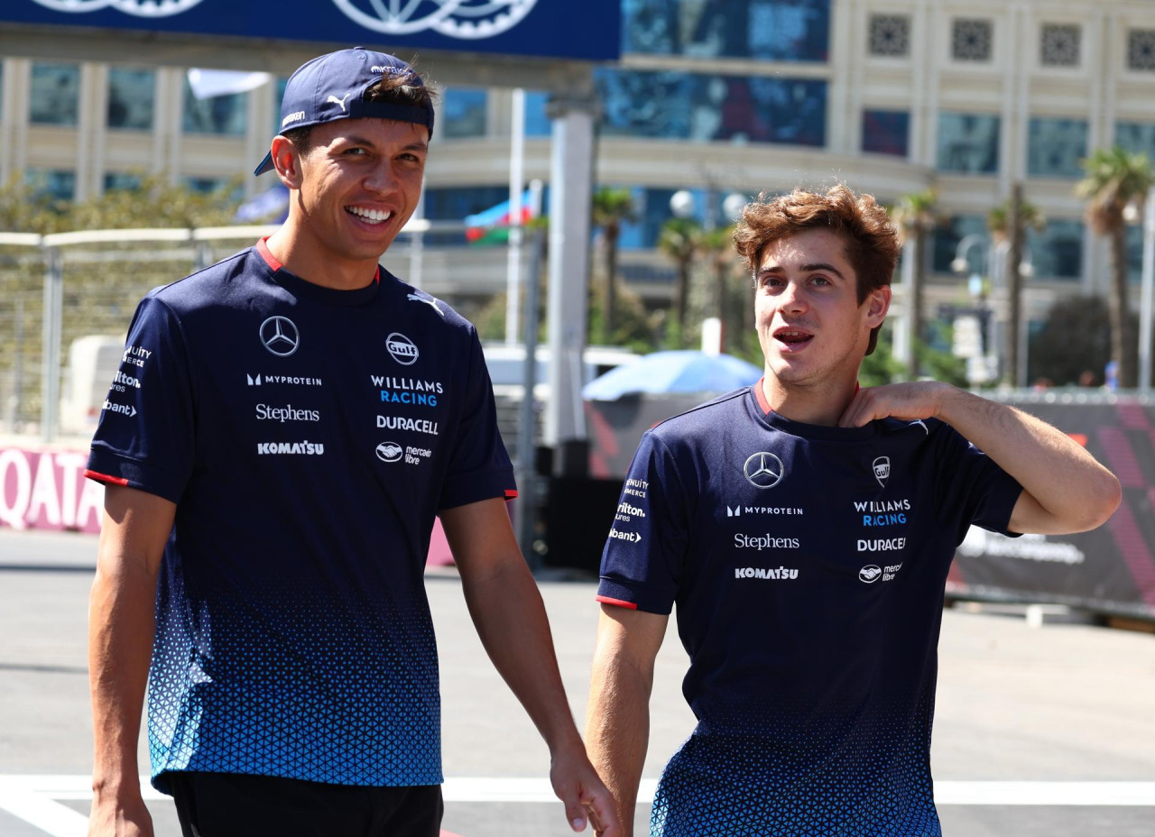 Franco Colapinto y el piloto tailandés Alex Albon de Williams Racing caminan en el pitlane antes del Gran Premio de Fórmula Uno de Azerbaiyán de 2024, en el circuito de la ciudad de Bakú. EFE