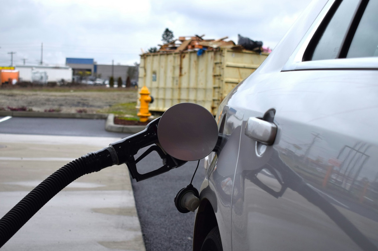 Estación de servicio; combustible; nafta. Foto: Unsplash.