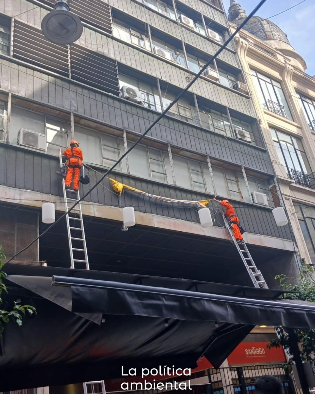 Acción de Greenpeace Argentina en la puerta de la Casa de Santiago del Estero en la Ciudad de Buenos Aires. Foto: La política ambiental.