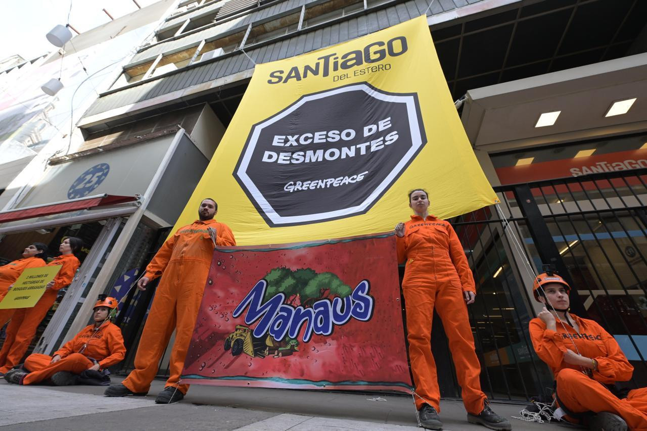 Acción de Greenpeace Argentina en la puerta de la Casa de Santiago del Estero en la Ciudad de Buenos Aires. Foto: Greenpeace Argentina.