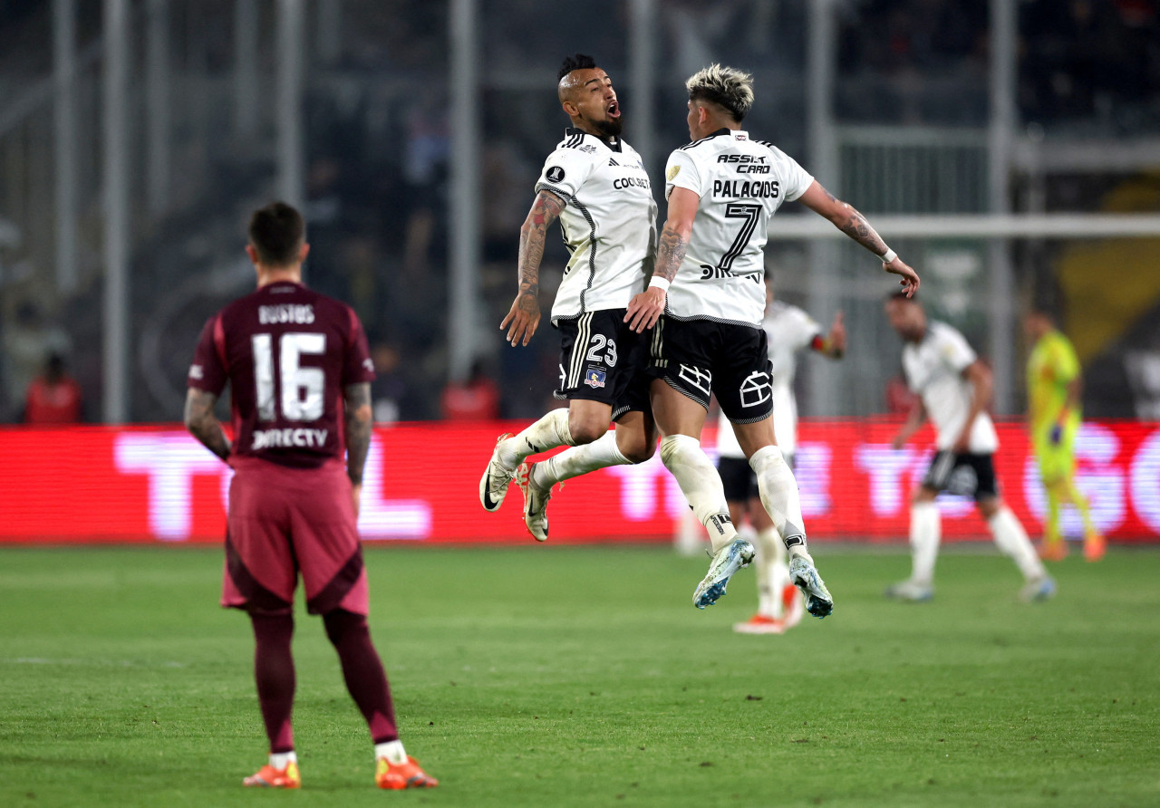 Arturo Vidal y Carlos Palacios, figuras de Colo Colo. Foto: Reuters.