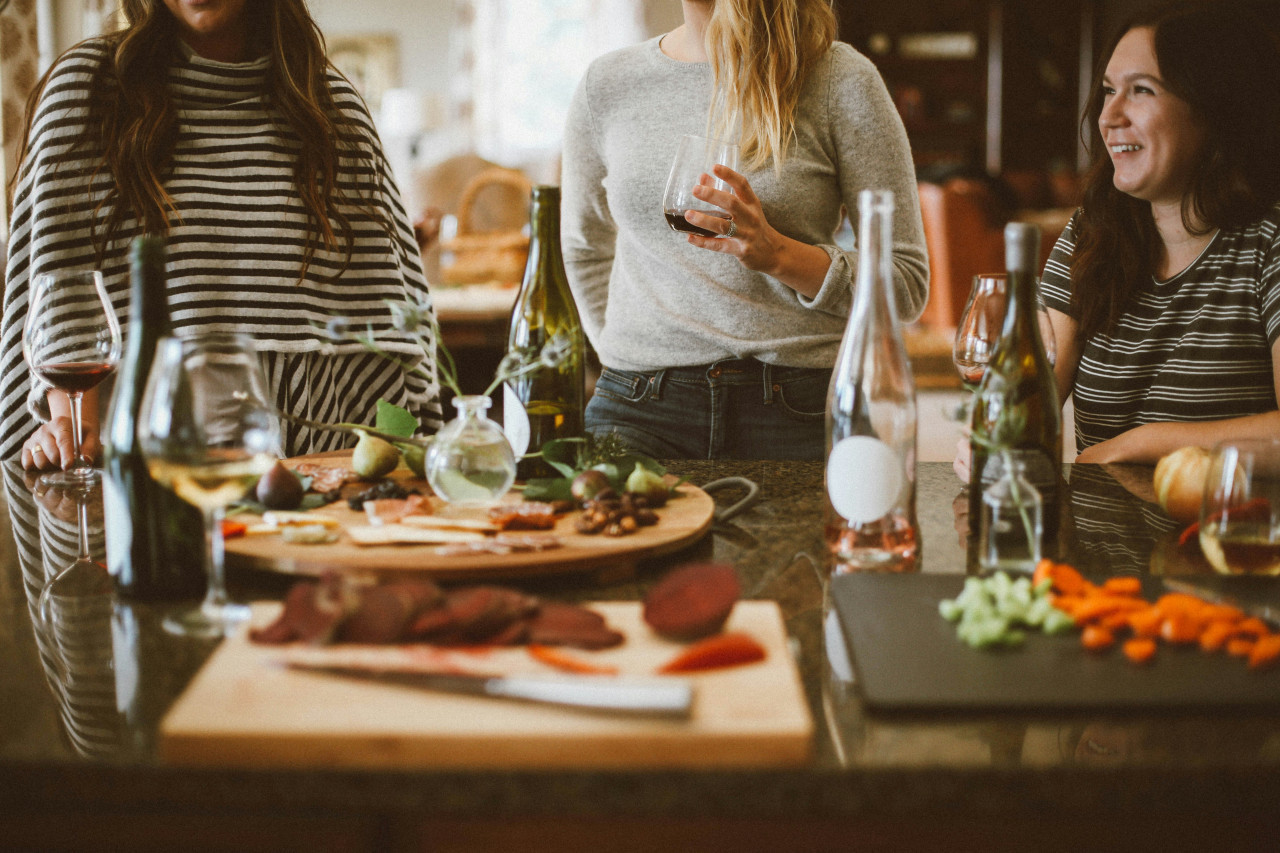 Comer acompañados ayuda a aumentar la felicidad. Foto: Unsplash.