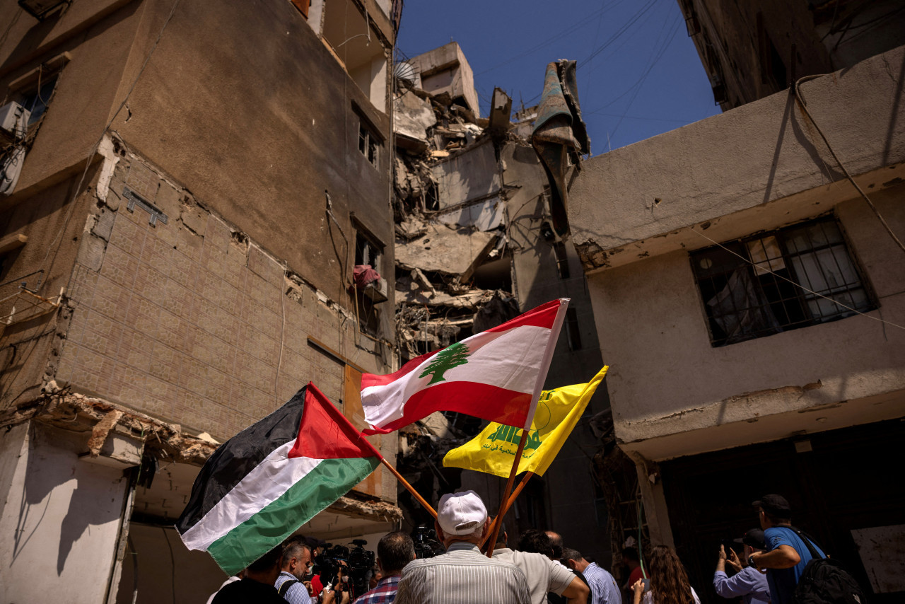 Las banderas de Palestina, Líbano y Hezbollah. Foto: Reuters.