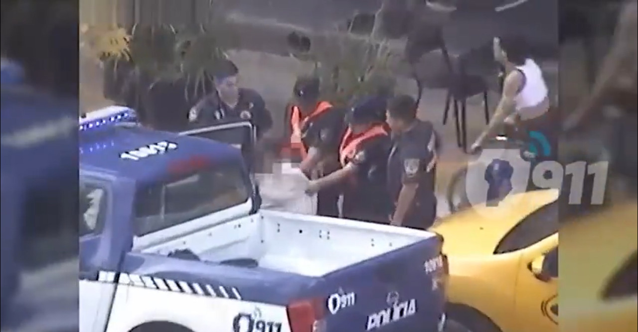 La joven fue detenida por la policía. Foto: Captura.