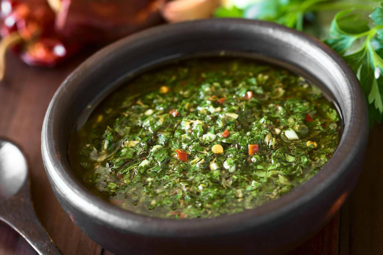 El chimichurri presente en todos los asados. Foto: elgourmet