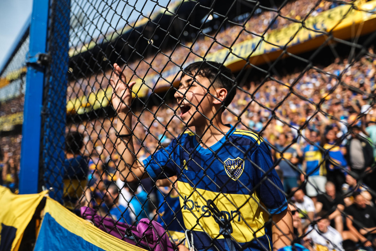 El color de los hinchas de Boca en el Superclásico. Foto: EFE