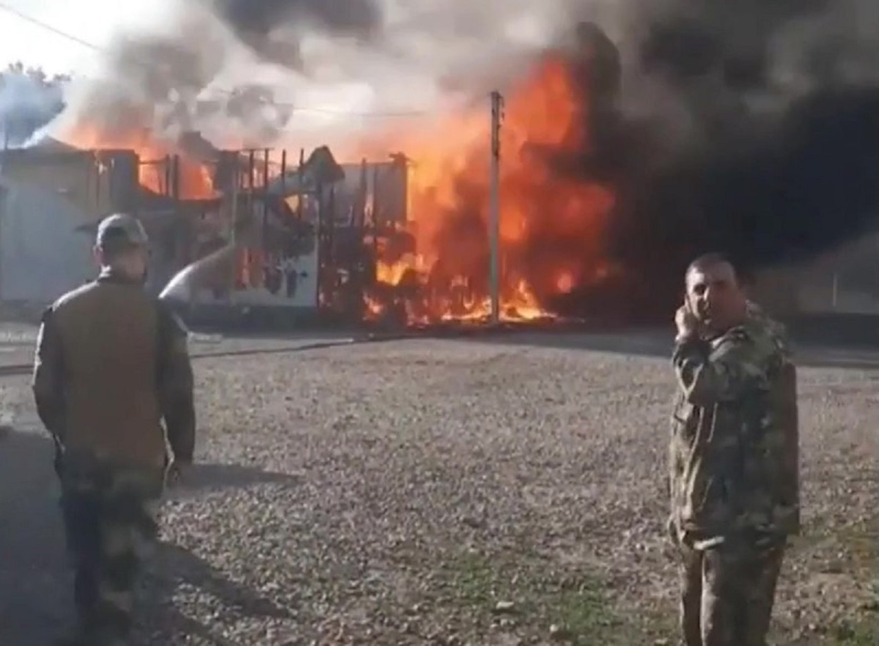 Incendio en una antigua base del Grupo Wagner.	Foto: captura de video