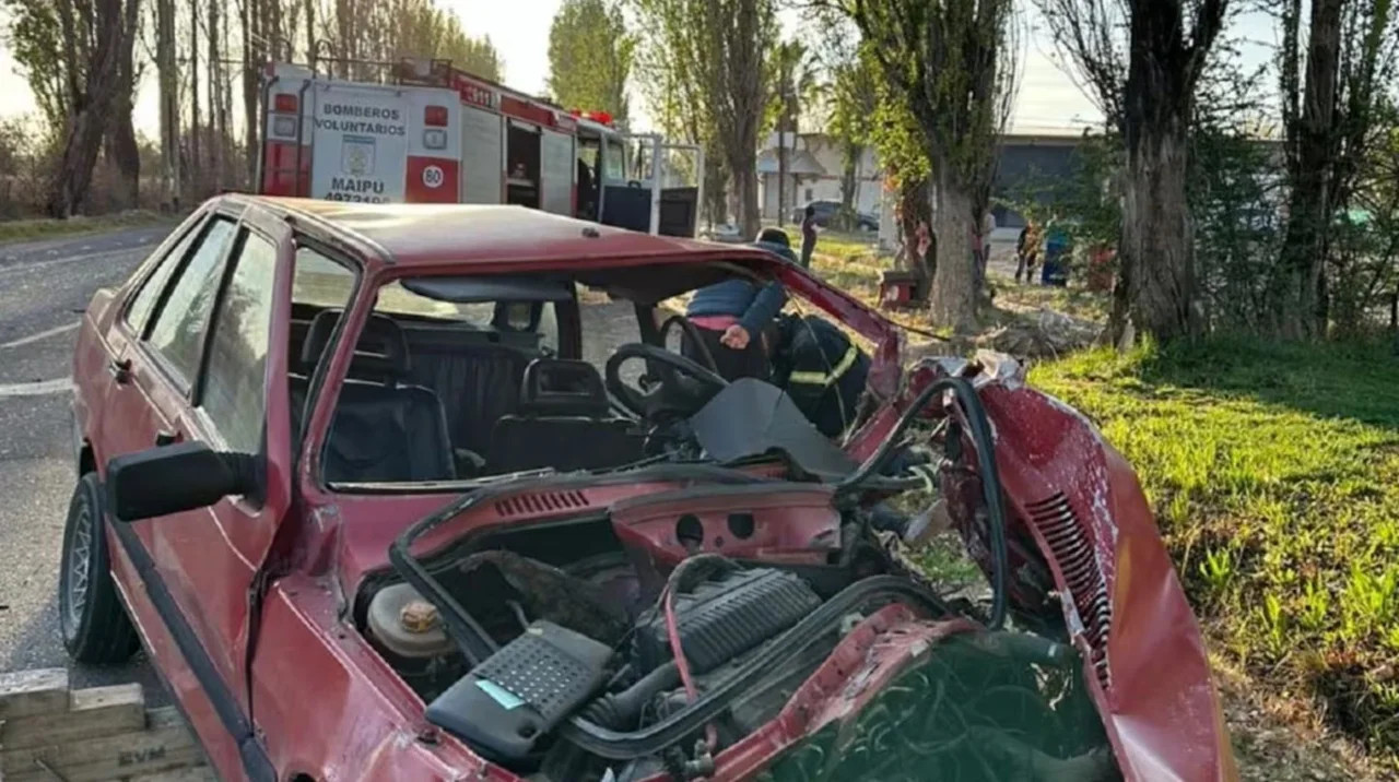 Así quedó el auto del joven. Foto: NA.