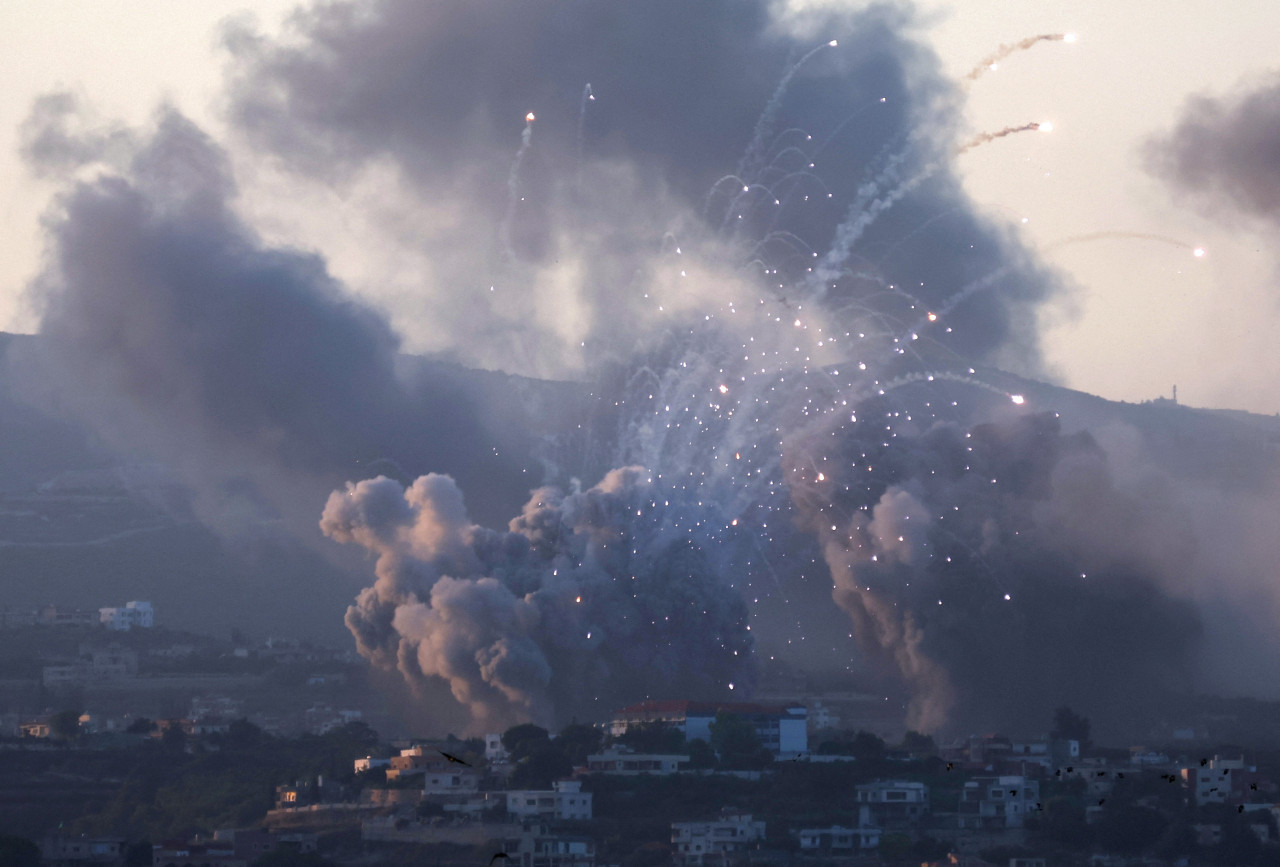 El humo se observa sobre el sur del Líbano tras los ataques israelíes. Foto: Reuters.