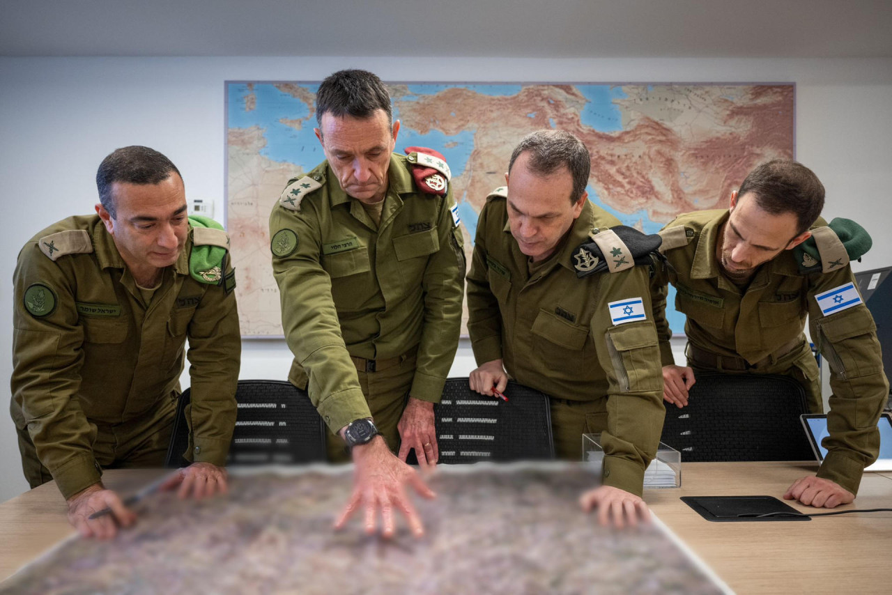 Herzi Halevi, jefe del Estado Mayor de Israel, analizando distintas ofensivas. Foto: EFE.