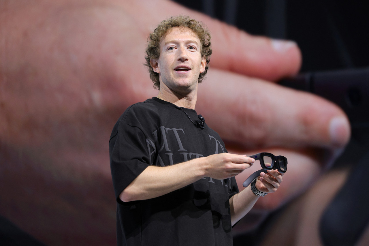 Mark Zuckerberg con las gafas Ray-Ban. Foto: Reuters.