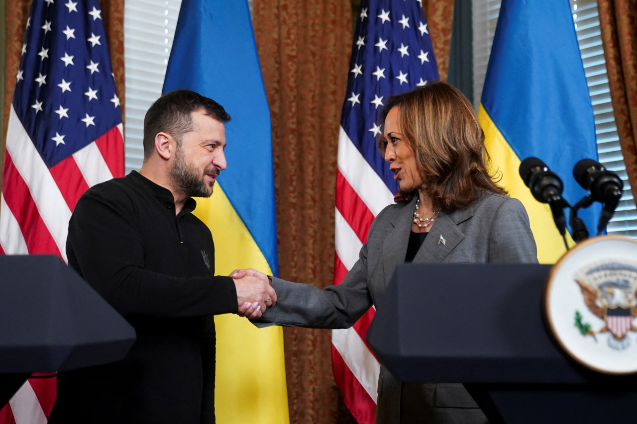 Volodimir Zelenski y Kamala Harris. Foto: REUTERS.