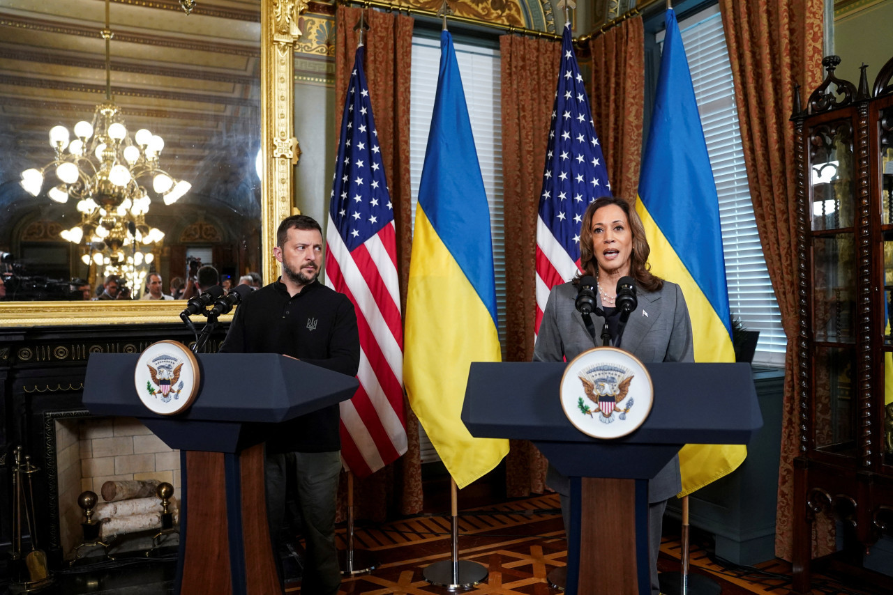 Volodimir Zelenski y Kamala Harris. Foto: REUTERS.