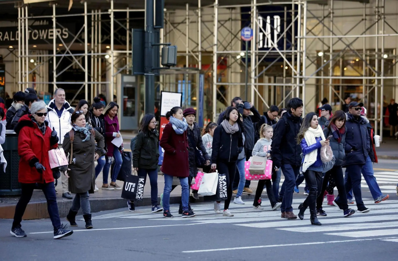 Cruce por la senda peatonal en Nueva York.