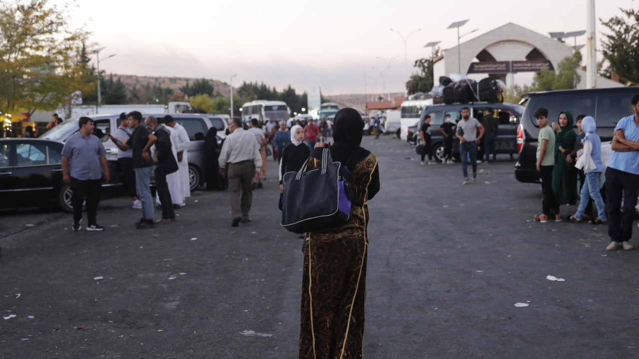 Miles de personas en el Líbano huyen a Siria en medio de los ataques israelíes. Foto: EFE.