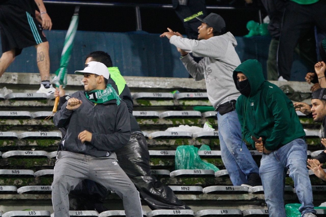 Batalla campal entre hinchas de Junior y Atlético Nacional en Colombia. Foto: @jsebaswe.