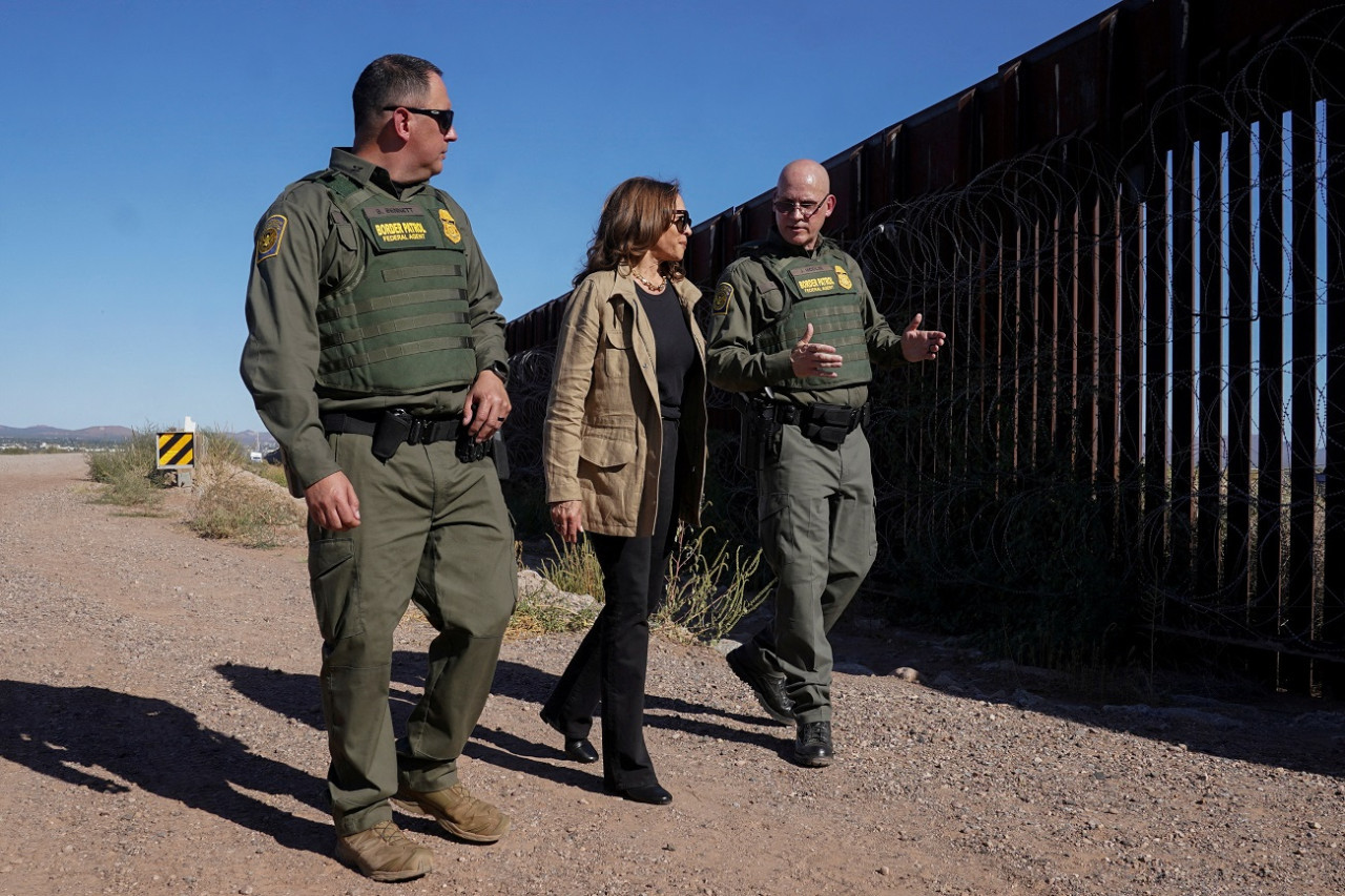 Kamala Harris en la frontera México-EEUU. Foto: Reuters