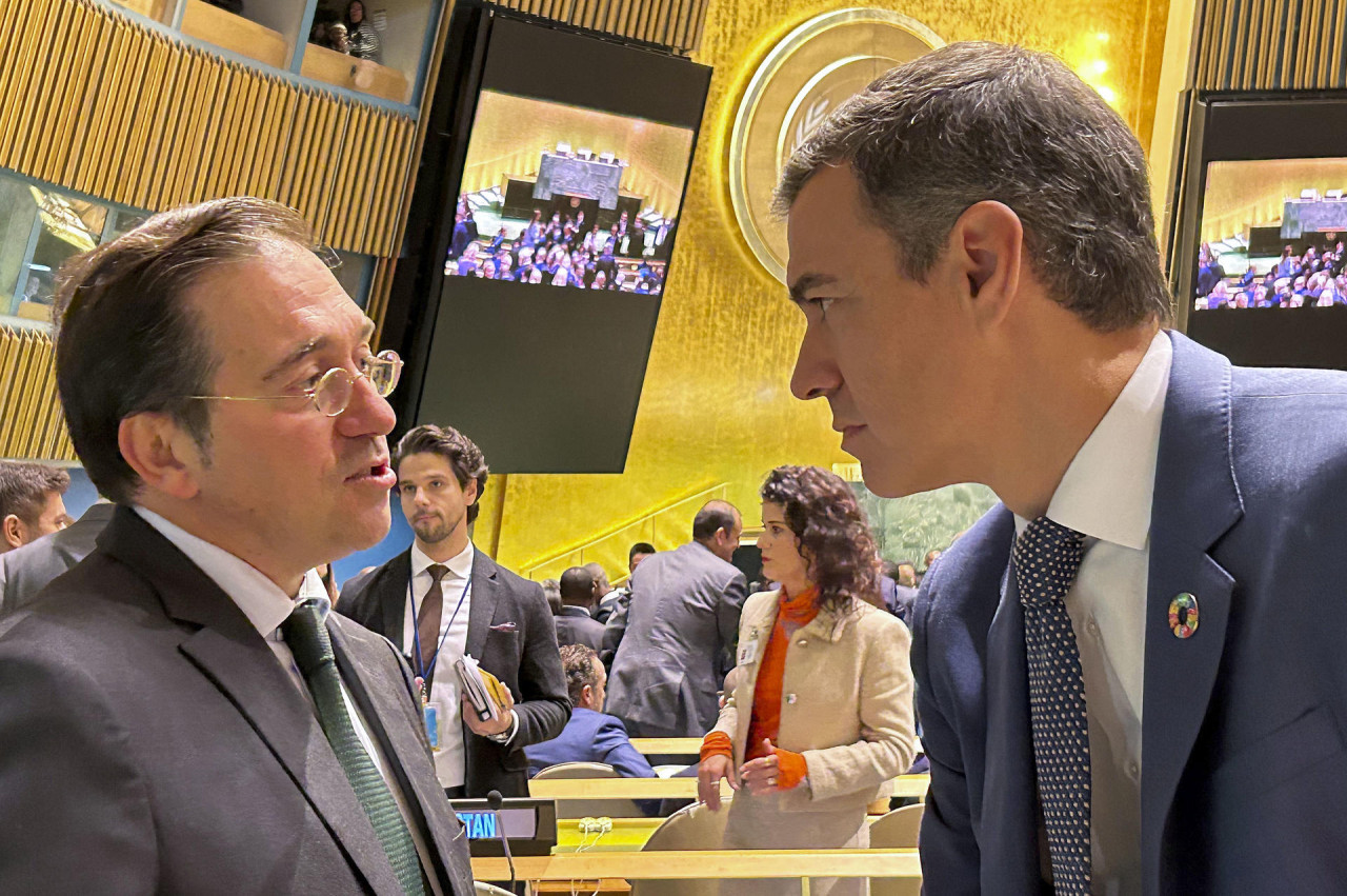 José Manuel Albares, ministro de Asuntos Exteriores de España, junto a Pedro Sánchez. Foto: EFE.