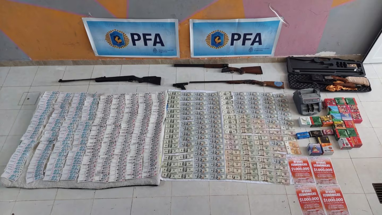 El dinero, las armas y municiones que incautó la PFA. Foto: Gentileza PFA.