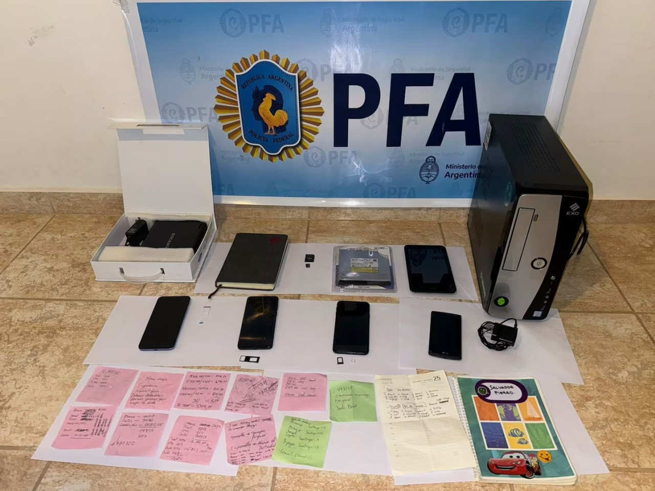 La PFA incautó computadores y teléfonos en el allanamiento. Foto: Gentileza PFA.