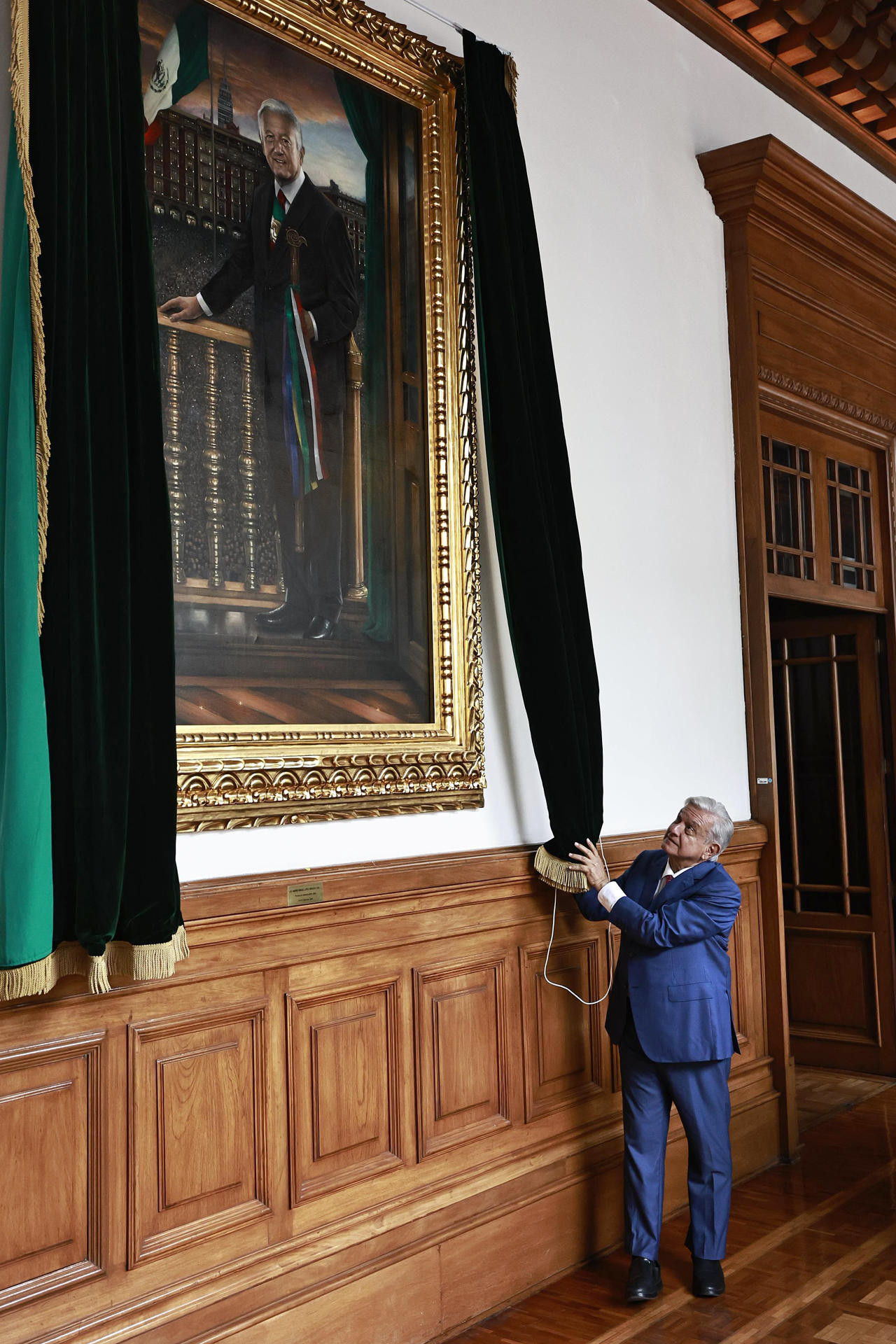 López Obrador develó su retrato oficial de presidente en el Palacio Nacional de México. Foto: EFE.