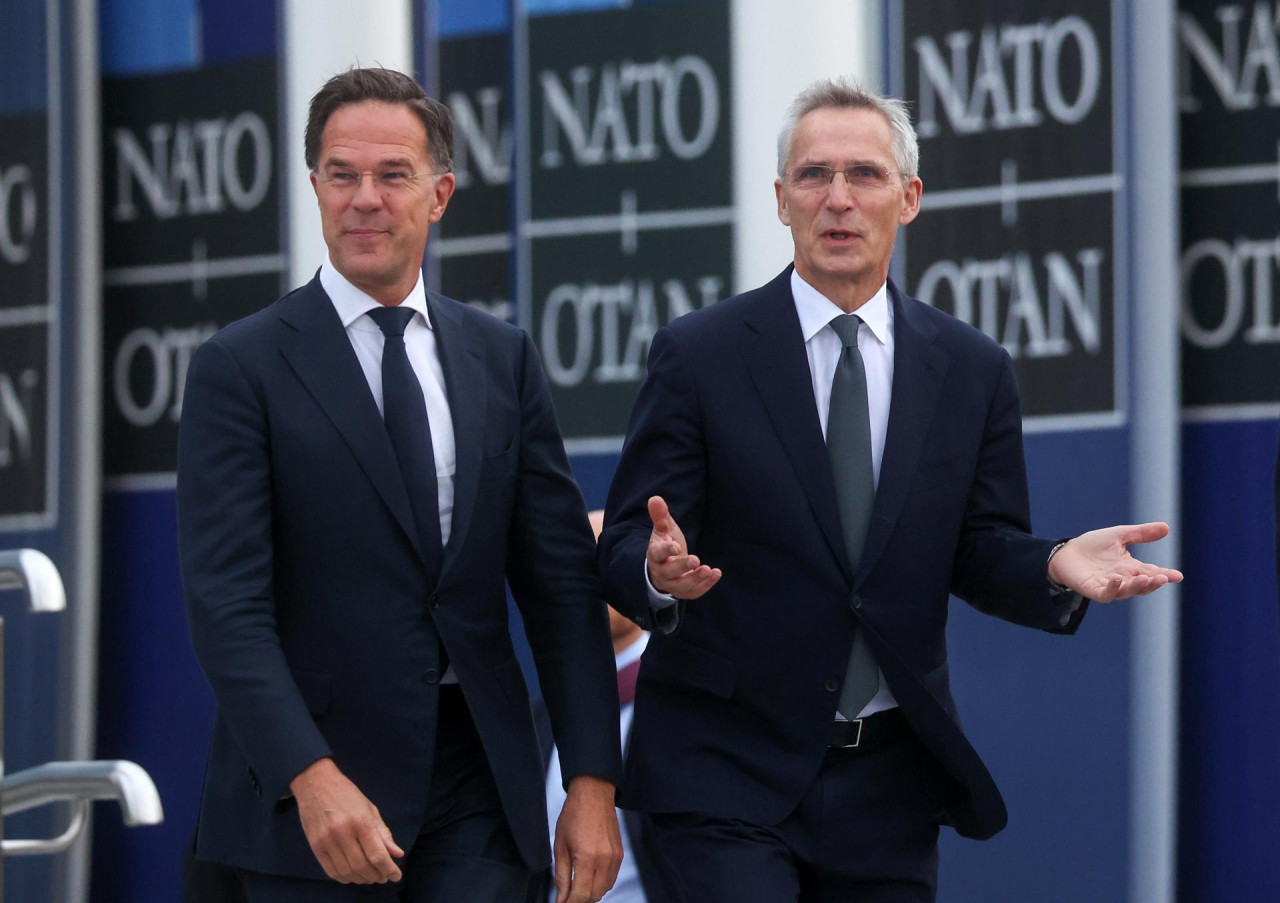 Mark Rutte, nuevo secretario general de la OTAN, junto a su predecesor, Jens Stoltenberg. Foto: EFE.