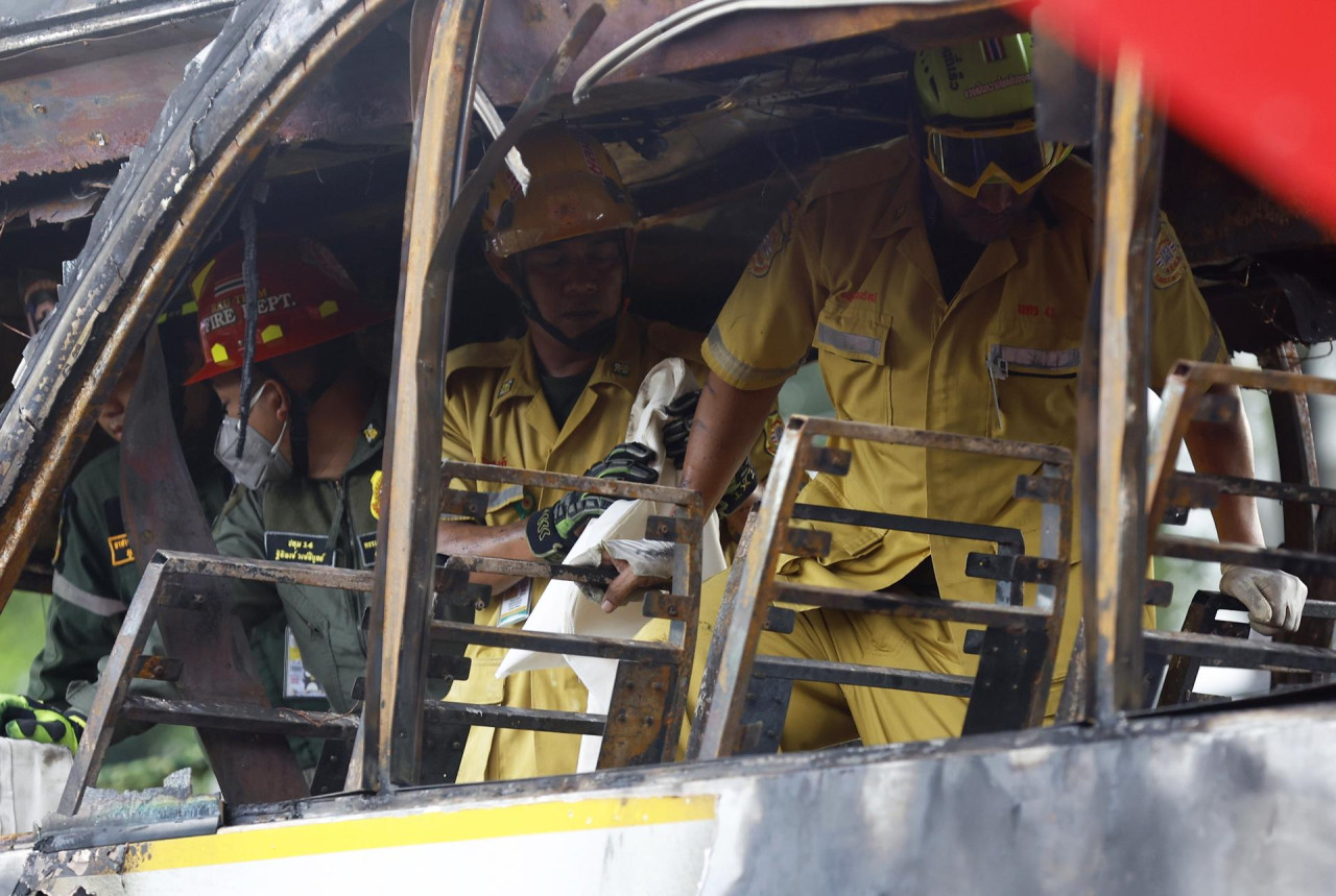 Incendio de un colectivo en Tailandia. Foto: EFE.