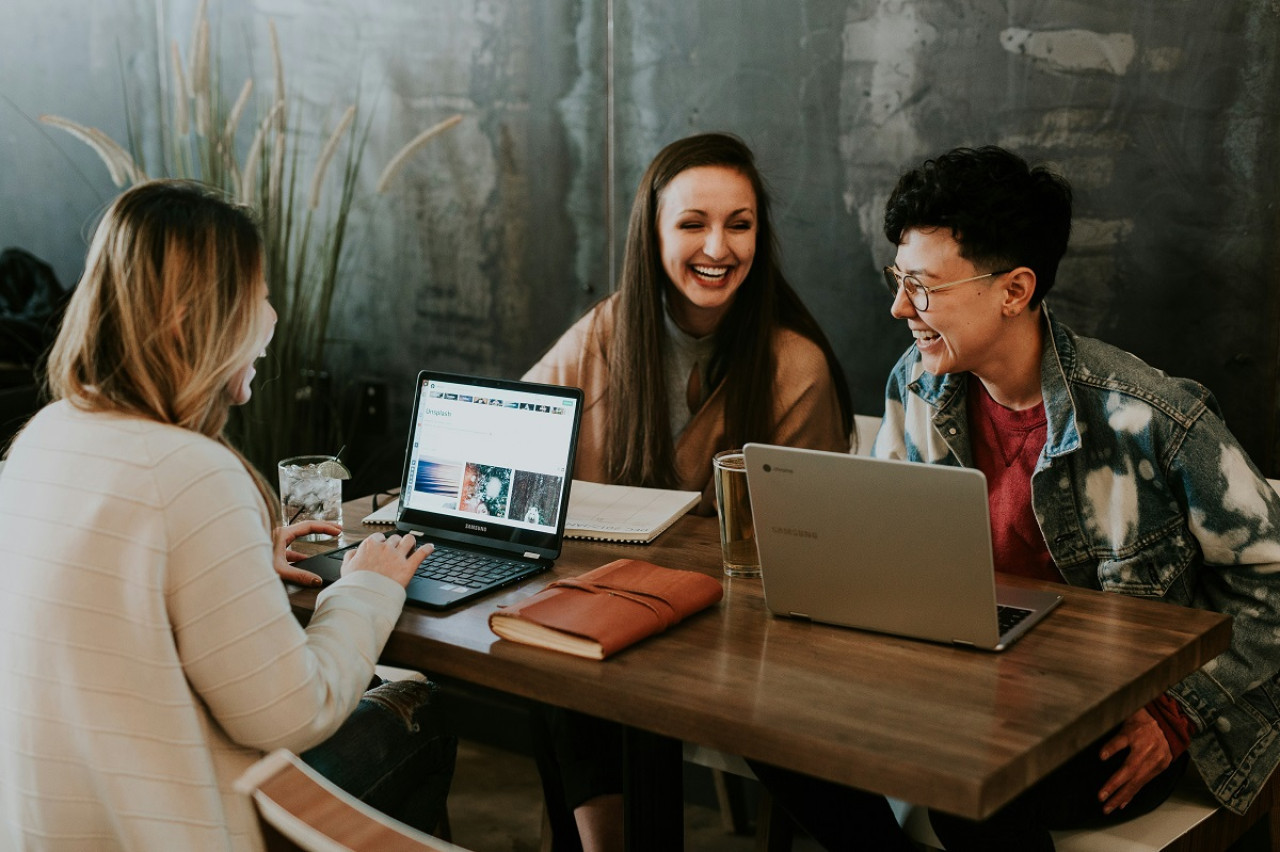 Reunión entre amigos. Foto: Unsplash.