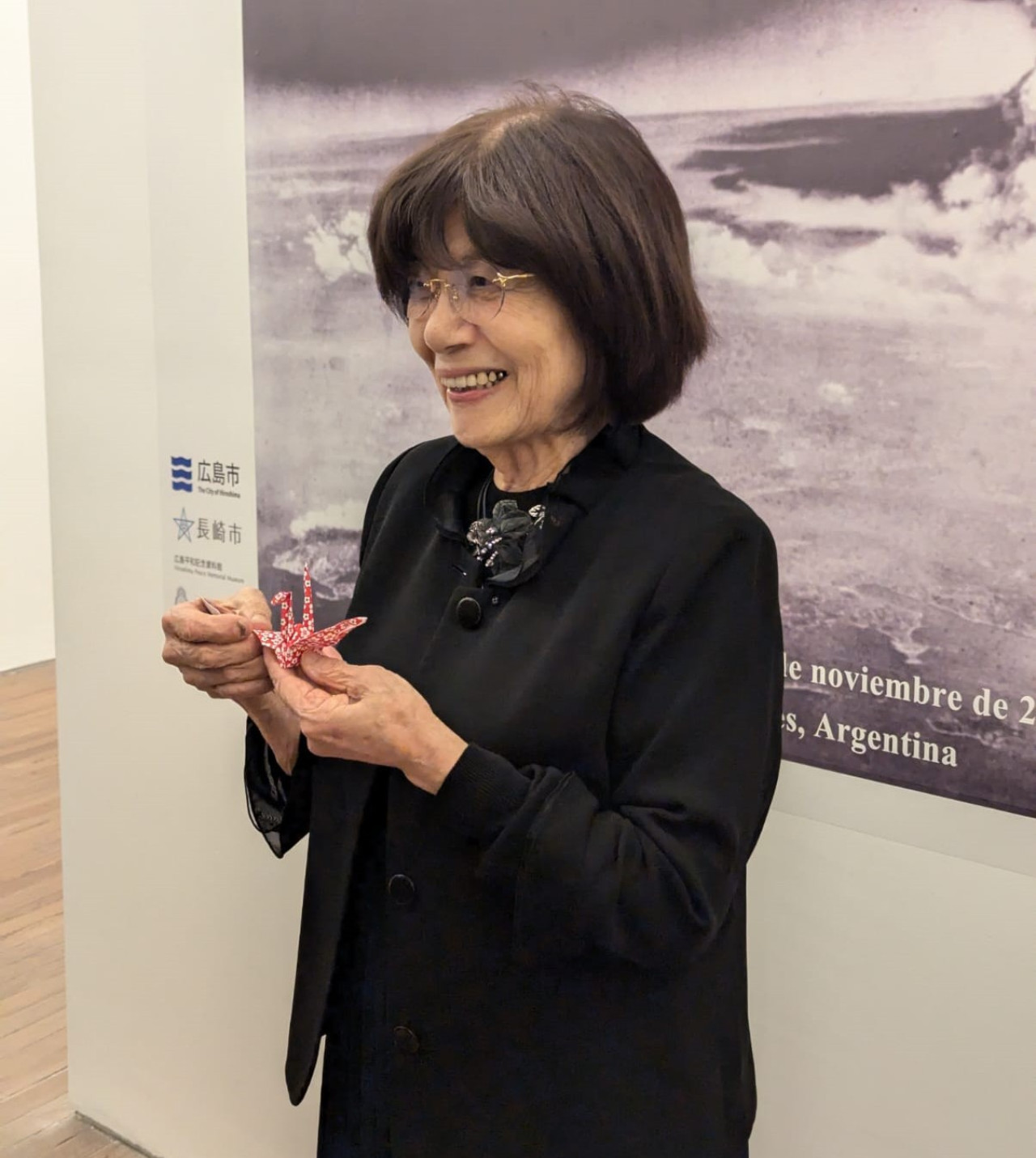 Teruko Yahata, sobreviviente del bombardeo de Hiroshima, en una muestra en Buenos Aires. Foto: Juliana Argañaraz