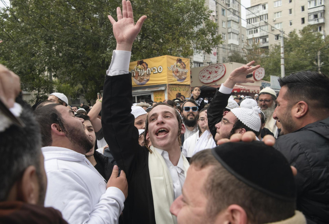 Grupos de ortodoxos judíos en la ciudad ucraniana de Uman, por el Año Nuevo. Foto: EFE.