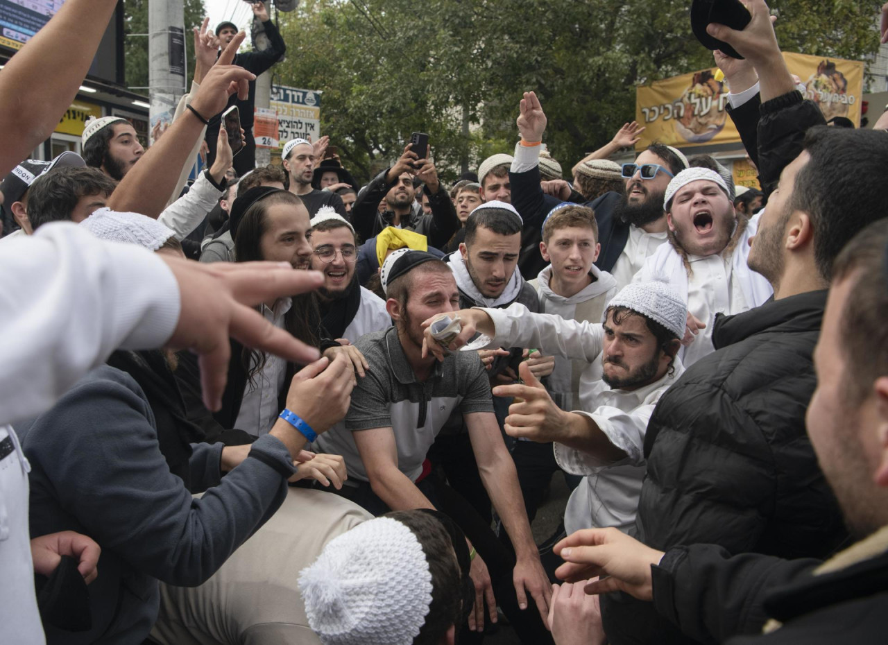 Grupos de ortodoxos judíos en la ciudad ucraniana de Uman, por el Año Nuevo. Foto: EFE.