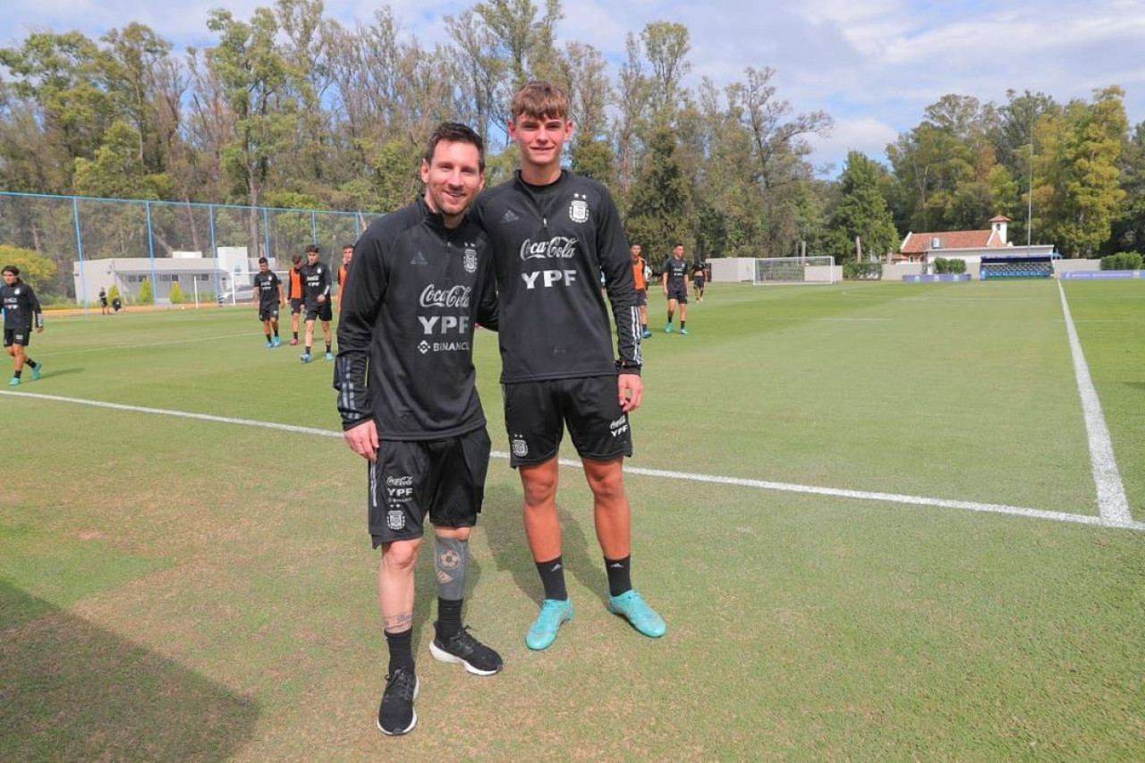 Nico Paz junto a Lionel Messi. Foto: Instagram @nicopaz1o.