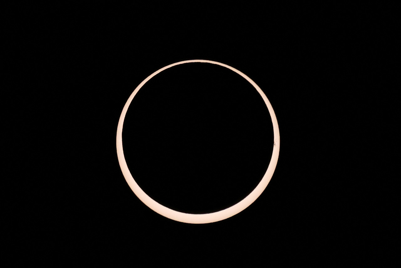 Eclipse solar anular 2024 desde la Isla de Pascua, Chile. Foto Reuters.