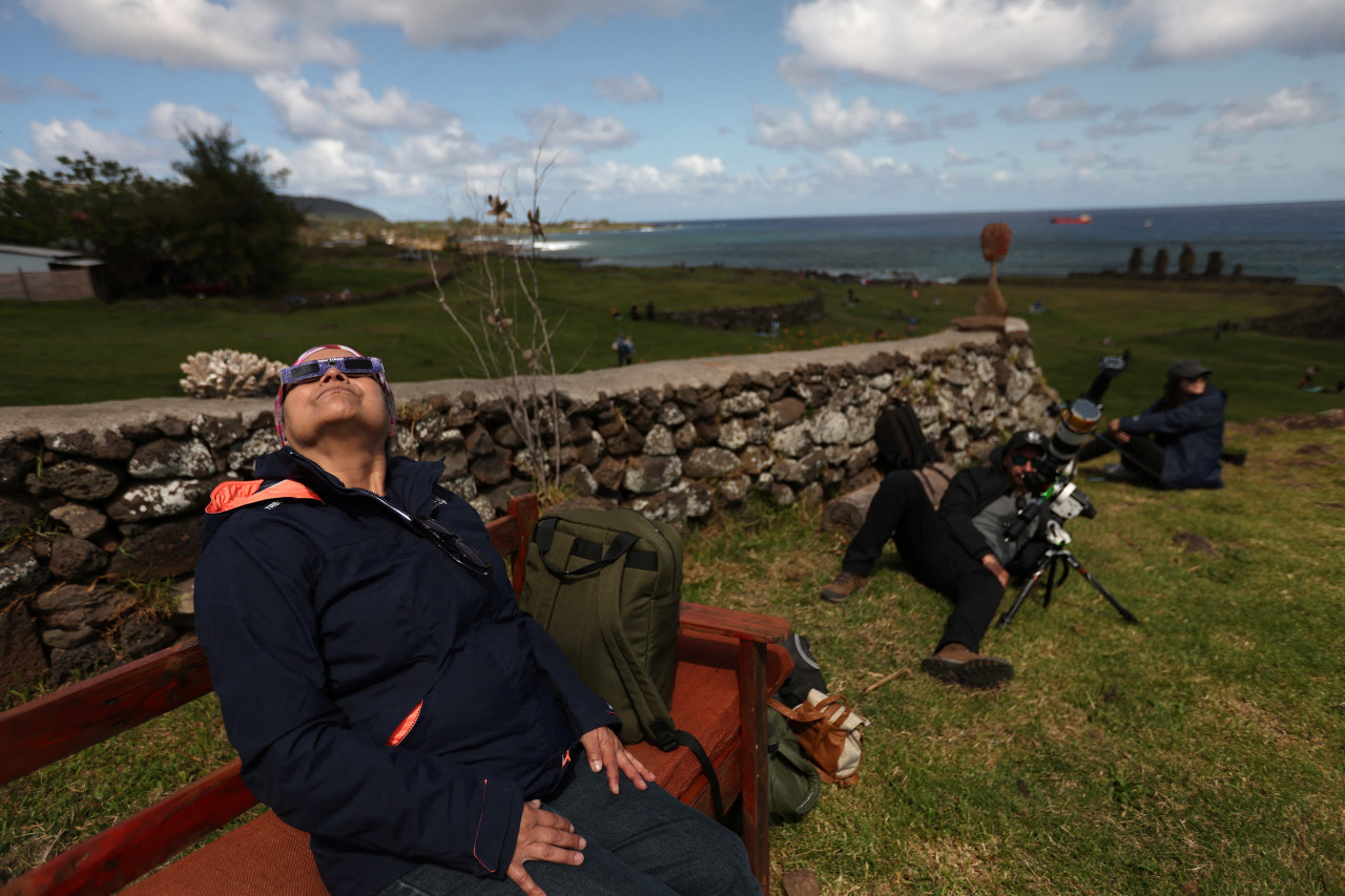 Gente viendo el eclipse. Foto Reuters.